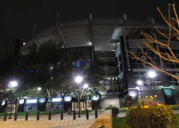 Estadio de fútbol lleno de aficionados en Charlotte, Carolina del Norte