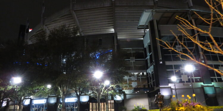 Estadio de fútbol lleno de aficionados en Charlotte, Carolina del Norte