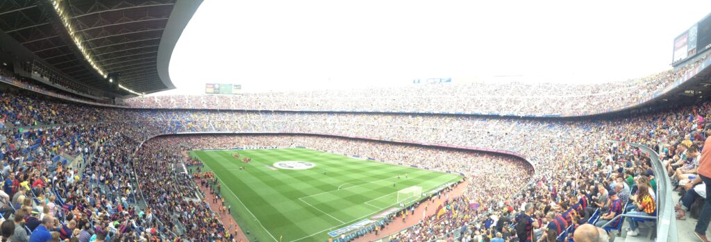 Estadio de fútbol lleno de aficionados