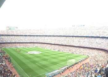 Estadio de fútbol lleno de aficionados