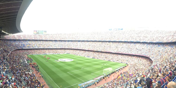 Estadio de fútbol lleno de aficionados