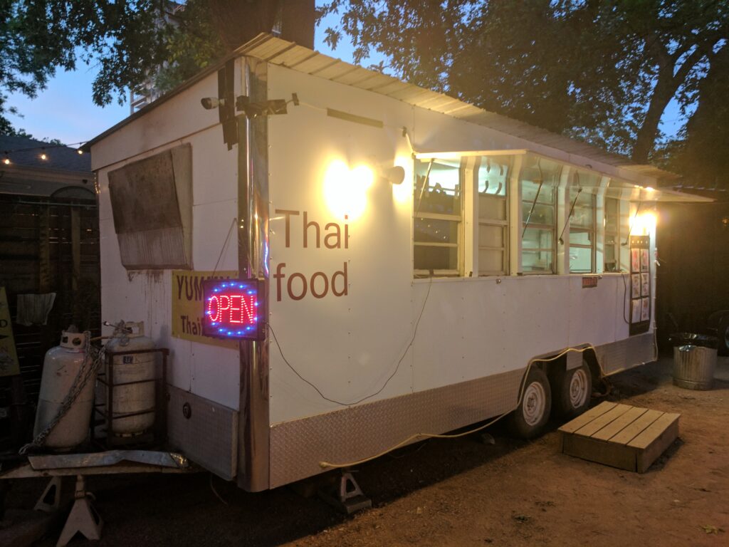 Camión de comida (food truck) estacionado en la calle