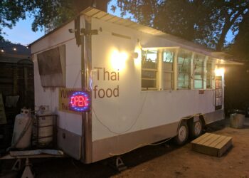 Camión de comida (food truck) estacionado en la calle