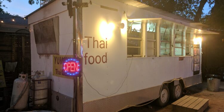 Camión de comida (food truck) estacionado en la calle