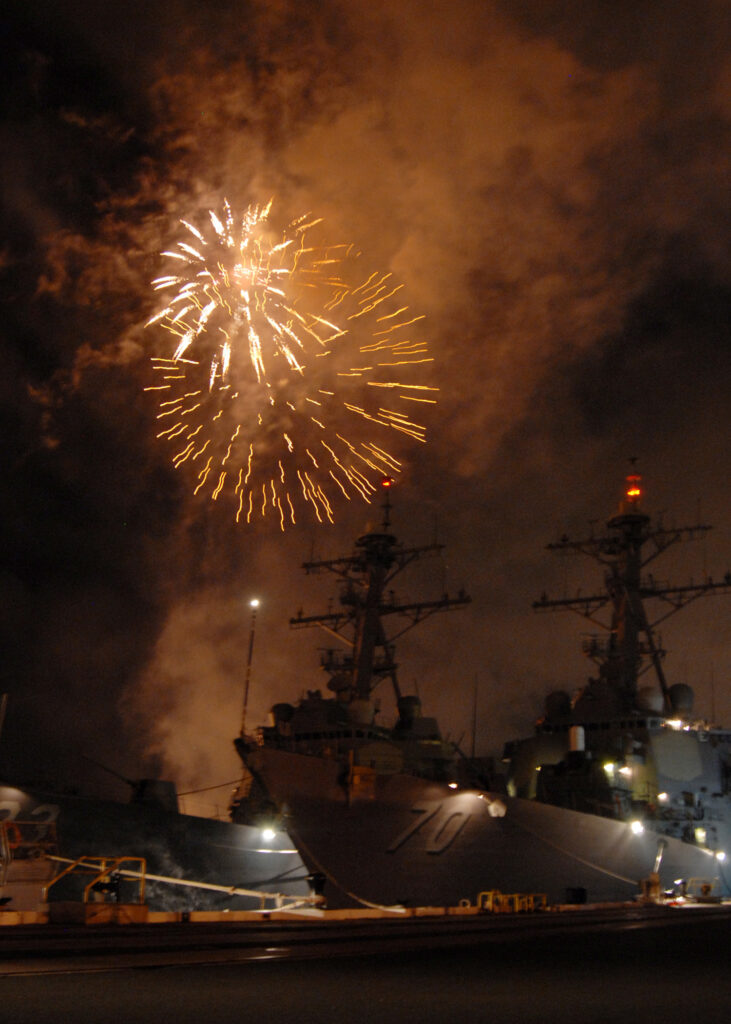Espectáculo de fuegos artificiales en el cielo nocturno durante una celebración del 4 de Julio