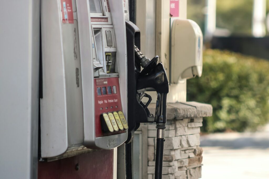 Surtidor de combustible en una gasolinera, símbolo de los precios de la gasolina