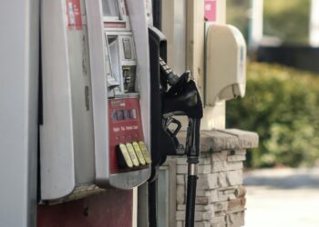 Surtidor de combustible en una gasolinera, símbolo de los precios de la gasolina