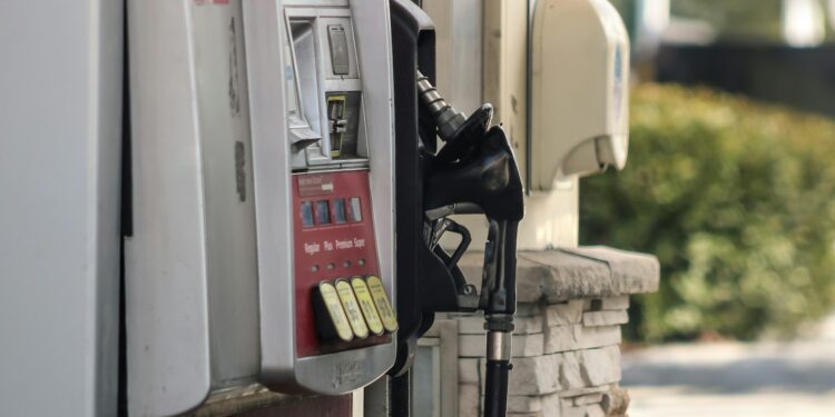 Surtidor de combustible en una gasolinera, símbolo de los precios de la gasolina
