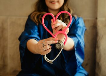 Profesional de la salud sostiene un estetoscopio, símbolo de la demanda de personal médico