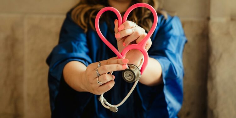 Profesional de la salud sostiene un estetoscopio, símbolo de la demanda de personal médico