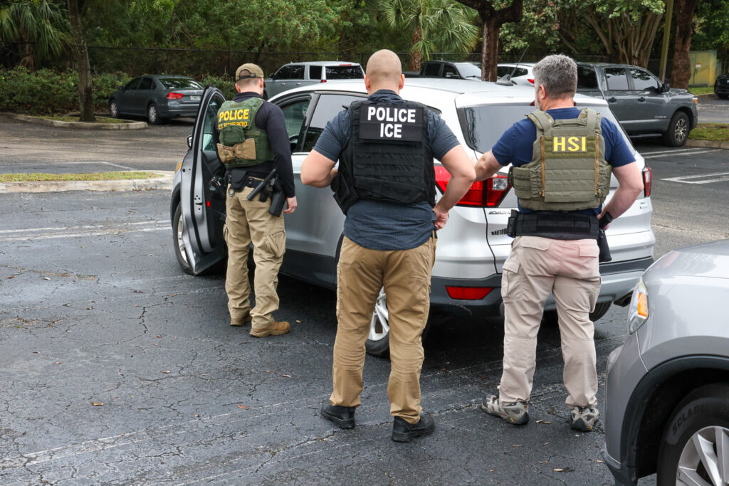 Oficiales de ICE en operaciones de cumplimiento de leyes de inmigración