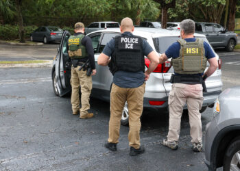 Oficiales de ICE en operaciones de cumplimiento de leyes de inmigración