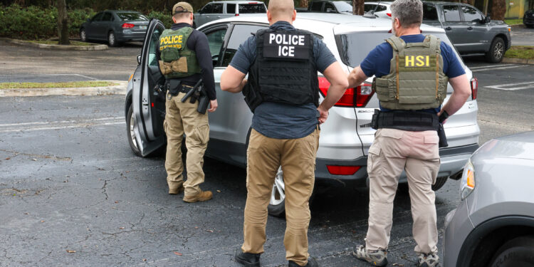 Oficiales de ICE en operaciones de cumplimiento de leyes de inmigración