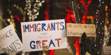 Cartel a favor de los inmigrantes durante una manifestación
