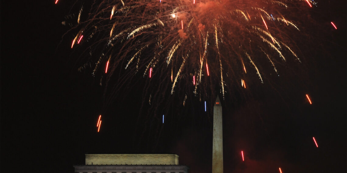 Espectáculo de fuegos artificiales celebrando el Día de la Independencia Americana