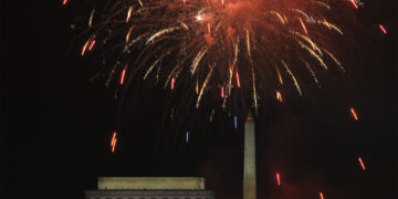 Espectáculo de fuegos artificiales celebrando el Día de la Independencia Americana