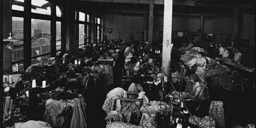 Mujeres latinas trabajando en manufactura y negocios