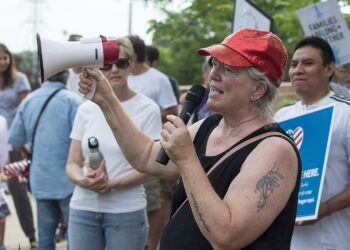 Personas marchan con carteles en defensa de los derechos de las familias inmigrantes