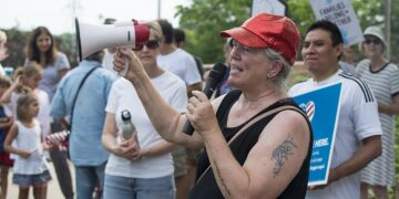 Personas marchan con carteles en defensa de los derechos de las familias inmigrantes