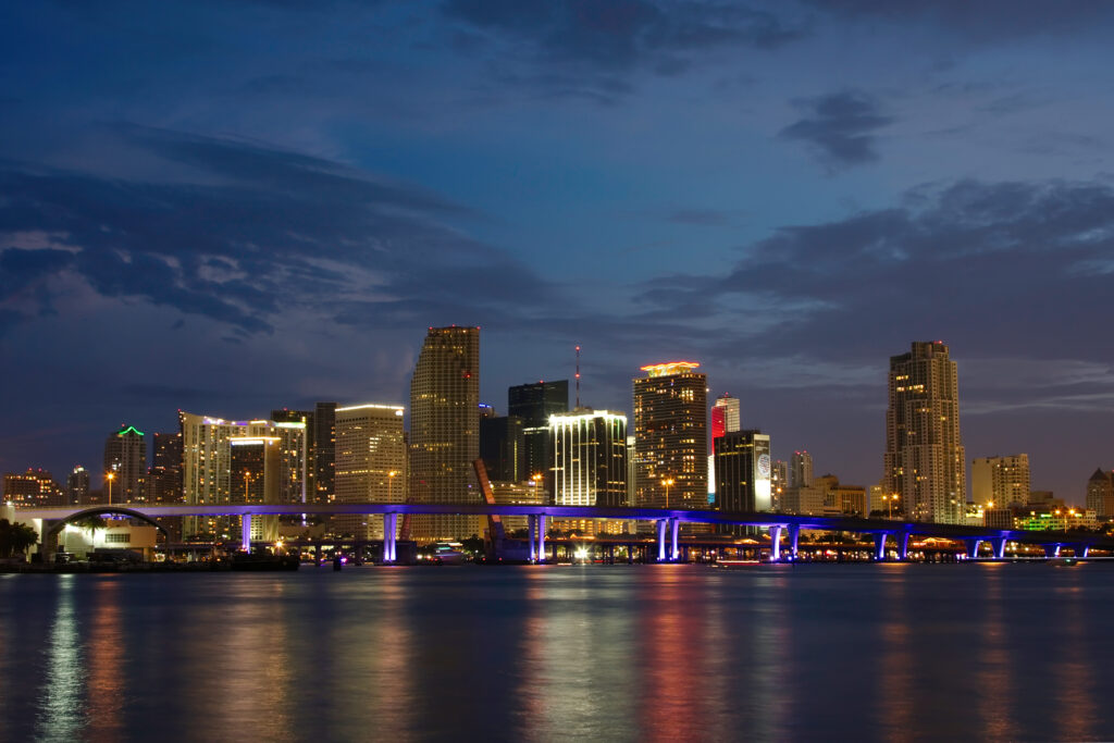 Panorama nocturno de la ciudad de Miami, Florida