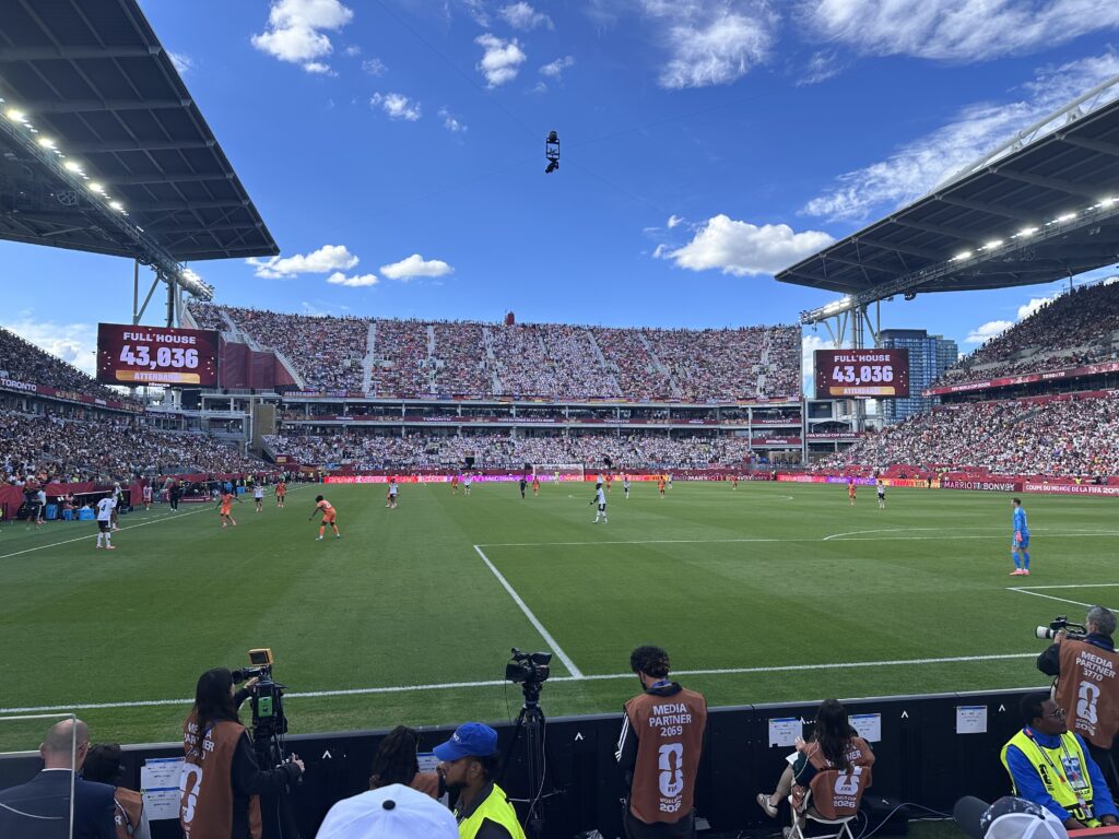 Partido del Mundial 2026 en un estadio lleno de aficionados