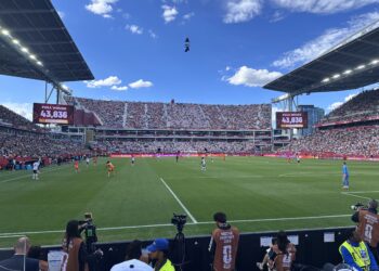 Partido del Mundial 2026 en un estadio lleno de aficionados