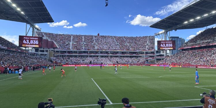 Partido del Mundial 2026 en un estadio lleno de aficionados
