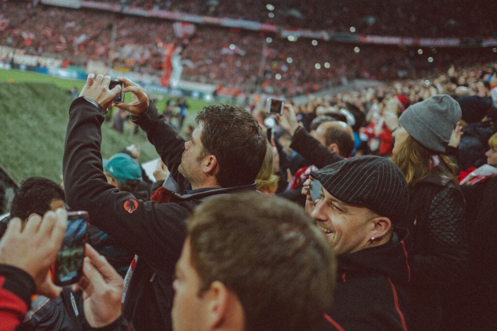 Aficionados al fútbol reunidos en un estadio durante un partido