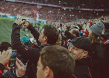 Aficionados al fútbol reunidos en un estadio durante un partido