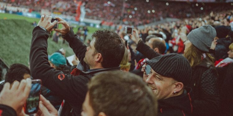 Aficionados al fútbol reunidos en un estadio durante un partido