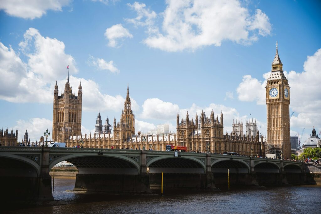 Palacio de Westminster y el Big Ben junto al río Támesis en Londres
