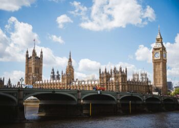 Palacio de Westminster y el Big Ben junto al río Támesis en Londres