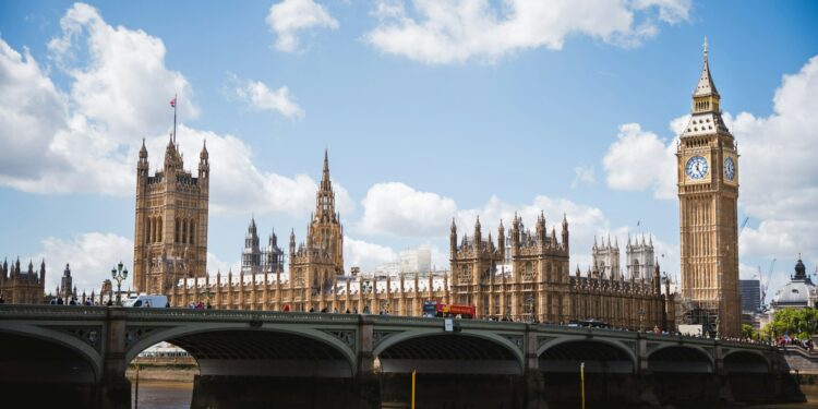 Palacio de Westminster y el Big Ben junto al río Támesis en Londres