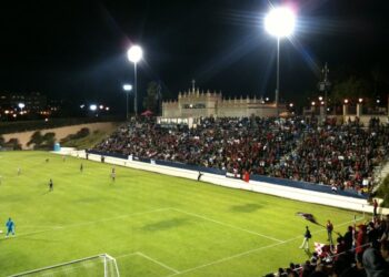 Jugadores durante un partido de fútbol en un estadio