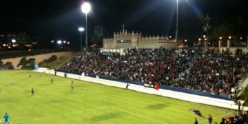 Jugadores durante un partido de fútbol en un estadio