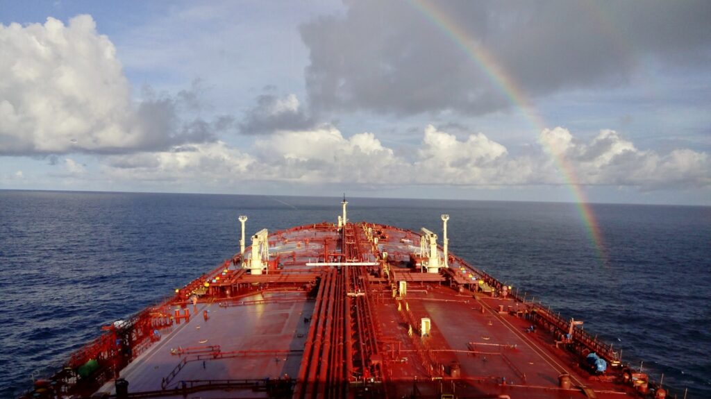 Gran buque carguero o petrolero navegando en mar abierto