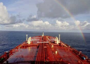 Gran buque carguero o petrolero navegando en mar abierto