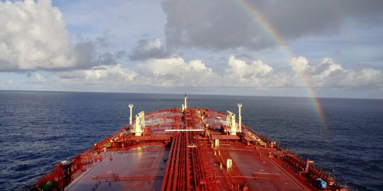 Gran buque carguero o petrolero navegando en mar abierto