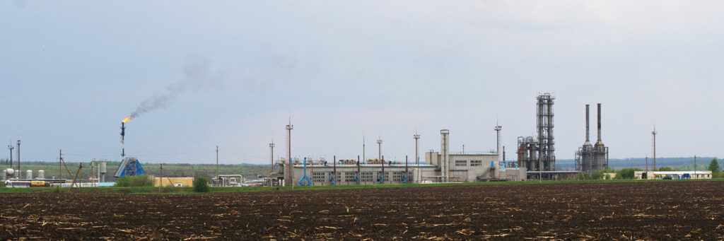 Vista de una planta de procesamiento de gas natural