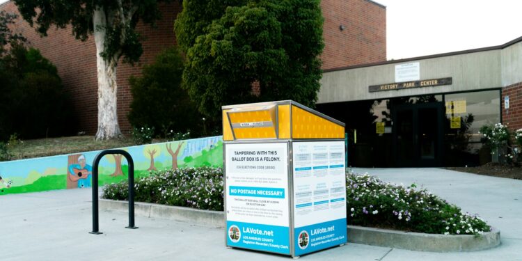 Cartel que invita a votar, en alusión a las elecciones en Estados Unidos