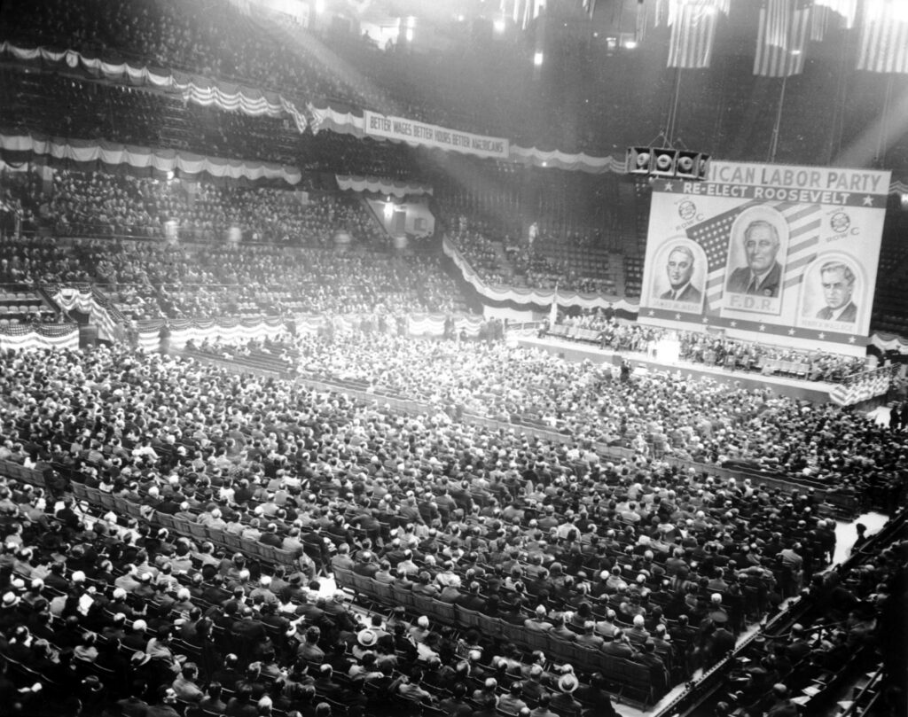 Gran multitud reunida en un mitin político para votar