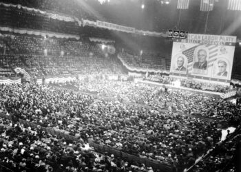 Gran multitud reunida en un mitin político para votar