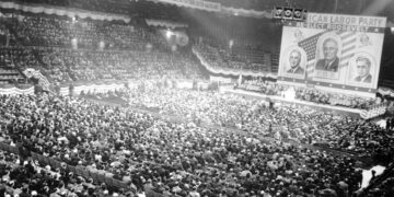 Gran multitud reunida en un mitin político para votar