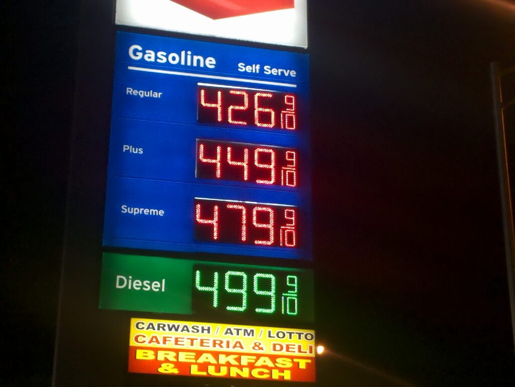 Tablero con precios de gasolina en una estación de servicio