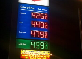 Tablero con precios de gasolina en una estación de servicio