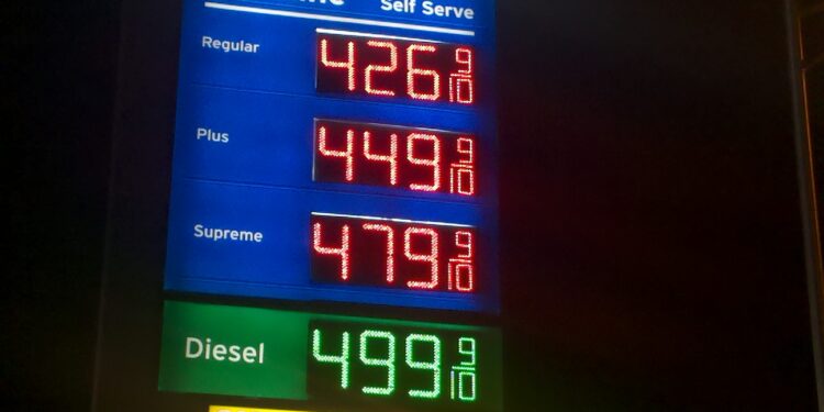 Tablero con precios de gasolina en una estación de servicio