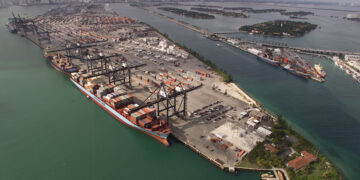 Vista aérea de un puerto de contenedores de carga