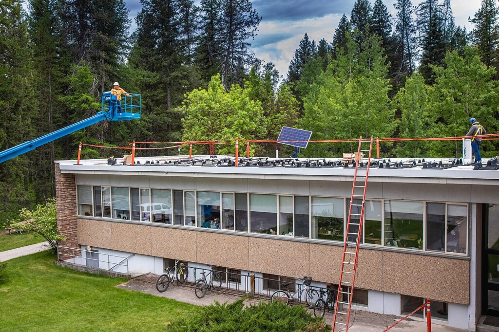 Instalación de paneles solares para crear oportunidades de empleo en el sector renovable