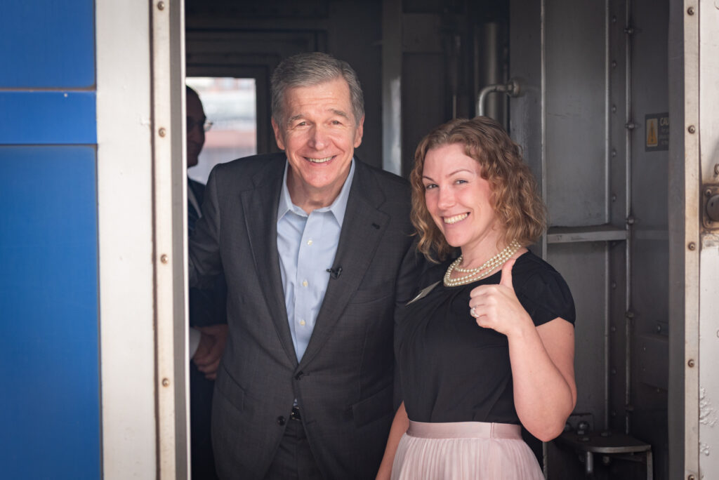 El exgobernador de Carolina del Norte Roy Cooper