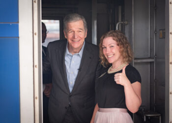 El exgobernador de Carolina del Norte Roy Cooper